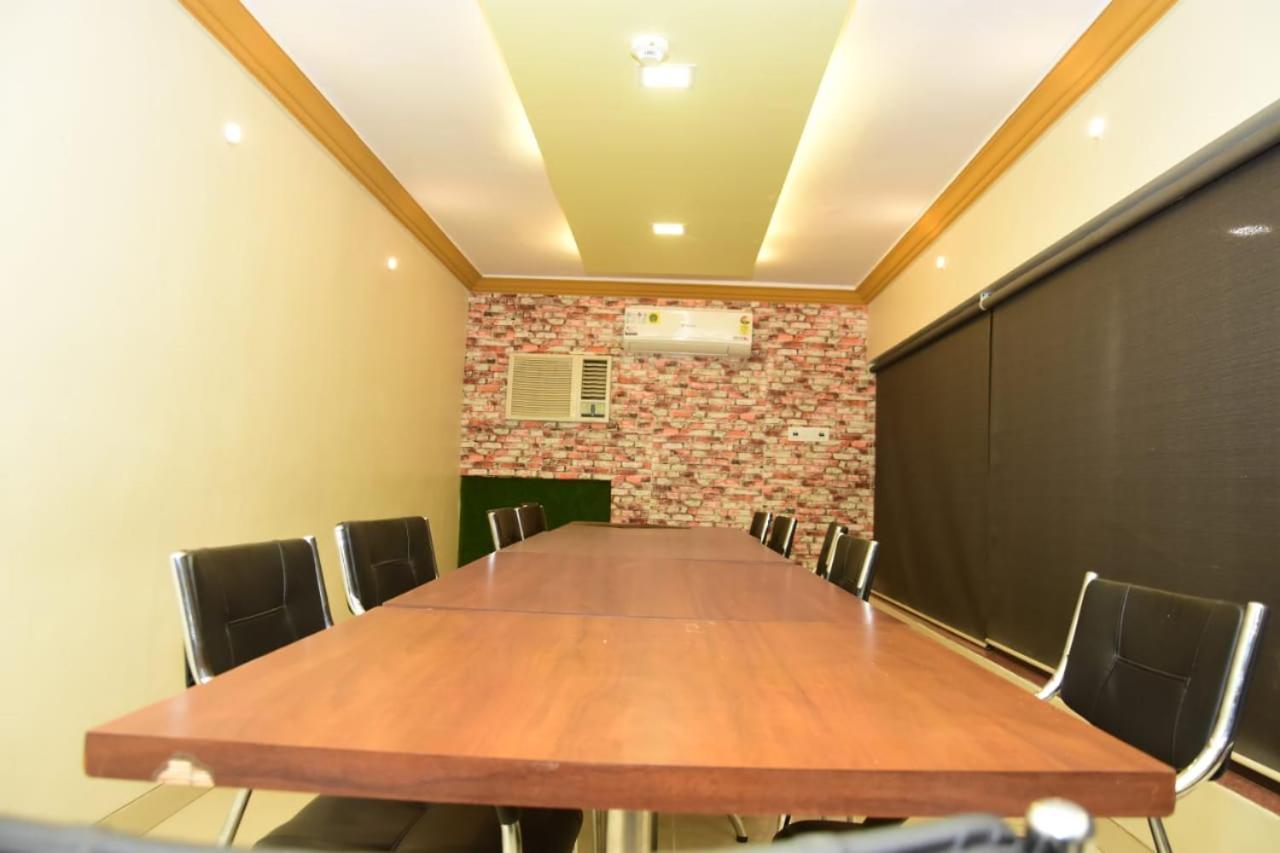 Hotel Shiv International Bhachau Экстерьер фото