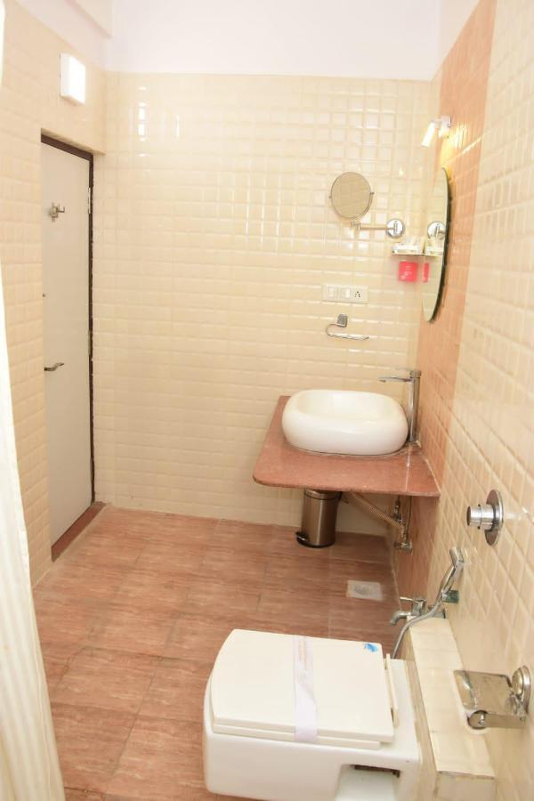 Hotel Shiv International Bhachau Экстерьер фото